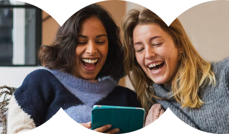 2 femmes regardant du contenu sur une tablette